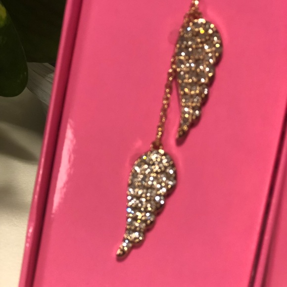 Victoria’s Secret angel wing dangle necklace - Picture 2 of 4